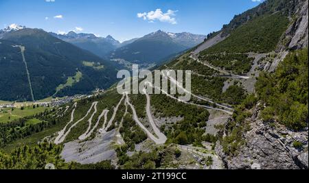 Luftaufnahme der Serpentinenstraße in den Bergen in der Nähe von Bormio, Valtellina-Tal, Lombardei, Italien Stockfoto
