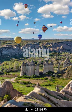 Heißluftballonfahrt über Kappadokien, Provinz Nevsehir, Zentralanatolien der Türkei Stockfoto