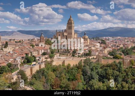 Spanien, Kastilien, Segovia, die Kathedrale von Segovia ist eine römisch-katholische Kathedrale im gotischen Stil, die sich auf der Plaza Mayor der Stadt befindet und der Jungfrau Maria gewidmet ist. Sie wurde zwischen 1525 und 1577 im extravaganten gotischen Stil erbaut und ist hier von Segovias Alcazar aus zu sehen. Stockfoto