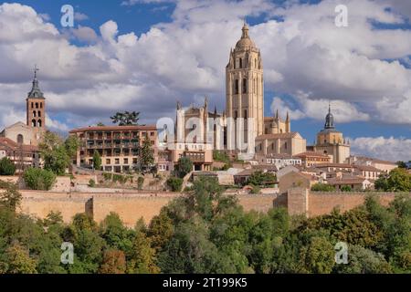 Spanien, Kastilien, Segovia, die Kathedrale von Segovia ist eine römisch-katholische Kathedrale im gotischen Stil, die sich auf der Plaza Mayor der Stadt befindet und der Jungfrau Maria gewidmet ist. Sie wurde zwischen 1525 und 1577 im extravaganten gotischen Stil erbaut und ist hier von Segovias Alcazar aus zu sehen. Stockfoto