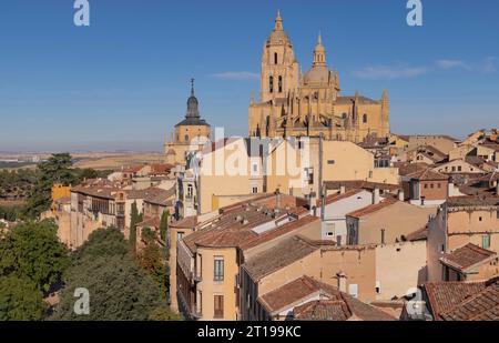 Spanien, Kastilien, Segovia, Segovia Kathedrale ist die römisch-katholische Kathedrale im gotischen Stil, die sich auf der Plaza Mayor der Stadt befindet und der Jungfrau Maria gewidmet ist. Sie wurde zwischen 1525 und 1577 im extravaganten gotischen Stil erbaut und erhebt sich hier über den Dächern der Stadt. Stockfoto