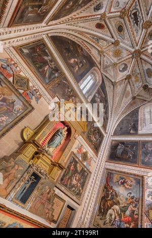 Spanien, Kastilien, Segovia, Segovia Kathedrale ist die römisch-katholische Kathedrale im gotischen Stil, die sich auf der Plaza Mayor der Stadt befindet und der Jungfrau Maria gewidmet ist. Sie wurde zwischen 1525 und 1577 im extravaganten gotischen Stil erbaut und hier kann man die Capilla de la Concepcion sehen. Stockfoto