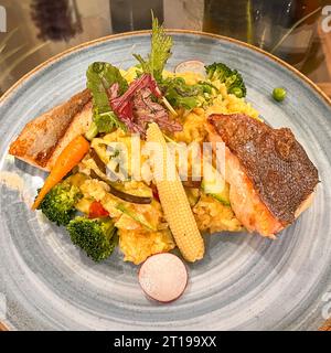 Traditioneller peruanischer gegrillter Lachs mit Quinoa-Risotto und gemischtem Gemüse Stockfoto