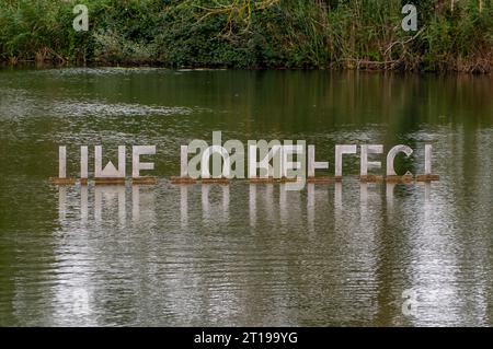 Dorchester, Großbritannien. Oktober 2023. Zeit zum Nachdenken. Die wunderschöne und ruhige Umgebung von Scuplture by the Lakes at Pallington Lakes in Dorchester, Dorset. Die ehemaligen Fischseen wurden 2007 vom Bildhauer Simon Gudgeon und seiner Frau Linda übernommen. „Beschrieben als eine der schönsten und einzigartigsten Orte in Großbritannien. Mit über 120 Werken, die sich über dem Skulpturenpark befinden, ist es ein Ort, an dem Sie Kunst und Landschaft nahtlos miteinander verbinden können. Hier können Sie Ihr geschäftiges Leben hinter sich lassen und Ruhe in einer wunderschönen und ruhigen Umgebung genießen. Set i Stockfoto