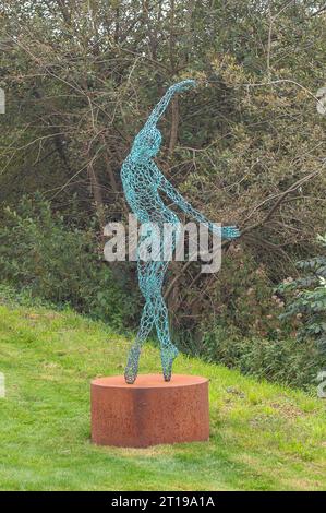 Dorchester, Großbritannien. Oktober 2023. Athena die Ballerina von Simon Gudgeon. Die wunderschöne und ruhige Umgebung von Scuplture by the Lakes at Pallington Lakes in Dorchester, Dorset. Die ehemaligen Fischseen wurden 2007 vom Bildhauer Simon Gudgeon und seiner Frau Linda übernommen. „Beschrieben als eine der schönsten und einzigartigsten Orte in Großbritannien. Mit über 120 Werken, die sich über dem Skulpturenpark befinden, ist es ein Ort, an dem Sie Kunst und Landschaft nahtlos miteinander verbinden können. Es ist ein Ort, an dem Sie Ihr geschäftiges Leben hinter sich lassen und Ruhe und Frieden in einem wunderschönen und ruhigen Ambiente genießen können Stockfoto