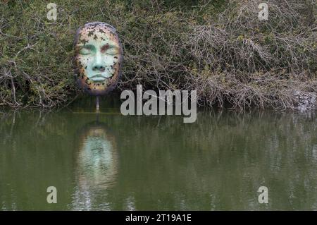 Dorchester, Großbritannien. Oktober 2023. Leaf Spirit von Simon Gudgeon. Die wunderschöne und ruhige Umgebung von Scuplture by the Lakes at Pallington Lakes in Dorchester, Dorset. Die ehemaligen Fischseen wurden 2007 vom Bildhauer Simon Gudgeon und seiner Frau Linda übernommen. „Beschrieben als eine der schönsten und einzigartigsten Orte in Großbritannien. Mit über 120 Werken, die sich über dem Skulpturenpark befinden, ist es ein Ort, an dem Sie Kunst und Landschaft nahtlos miteinander verbinden können. Hier können Sie Ihr geschäftiges Leben hinter sich lassen und Ruhe in einer wunderschönen und ruhigen Umgebung genießen Stockfoto