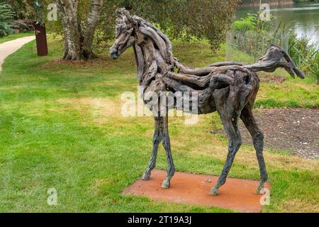 Dorchester, Großbritannien. Oktober 2023. Sugarplum von Heather Jansch. Die wunderschöne und ruhige Umgebung von Scuplture by the Lakes at Pallington Lakes in Dorchester, Dorset. Die ehemaligen Fischseen wurden 2007 vom Bildhauer Simon Gudgeon und seiner Frau Linda übernommen. „Beschrieben als eine der schönsten und einzigartigsten Orte in Großbritannien. Mit über 120 Werken, die sich über dem Skulpturenpark befinden, ist es ein Ort, an dem Sie Kunst und Landschaft nahtlos miteinander verbinden können. Hier können Sie Ihr hektisches Leben hinter sich lassen und Ruhe in einer wunderschönen und ruhigen Umgebung genießen Stockfoto