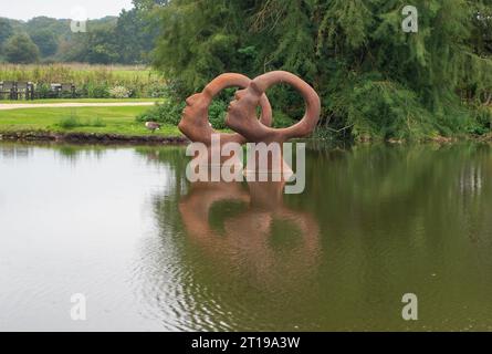 Dorchester, Großbritannien. Oktober 2023. Suche nach Aufklärung von Simon Gudgeon. Die wunderschöne und ruhige Umgebung von Scuplture by the Lakes at Pallington Lakes in Dorchester, Dorset. Die ehemaligen Fischseen wurden 2007 vom Bildhauer Simon Gudgeon und seiner Frau Linda übernommen. „Beschrieben als eine der schönsten und einzigartigsten Orte in Großbritannien. Mit über 120 Werken, die sich über dem Skulpturenpark befinden, ist es ein Ort, an dem Sie Kunst und Landschaft nahtlos miteinander verbinden können. Es ist ein Ort, an dem Sie Ihr geschäftiges Leben hinter sich lassen und Ruhe in einem wunderschönen und genießen können Stockfoto