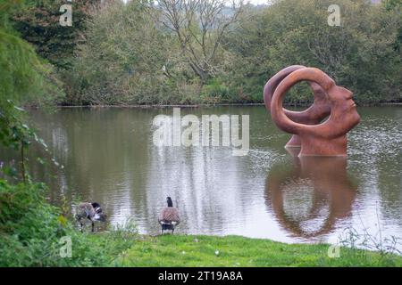 Dorchester, Großbritannien. Oktober 2023. Suche nach Aufklärung von Simon Gudgeon. Die wunderschöne und ruhige Umgebung von Scuplture by the Lakes at Pallington Lakes in Dorchester, Dorset. Die ehemaligen Fischseen wurden 2007 vom Bildhauer Simon Gudgeon und seiner Frau Linda übernommen. „Beschrieben als eine der schönsten und einzigartigsten Orte in Großbritannien. Mit über 120 Werken, die sich über dem Skulpturenpark befinden, ist es ein Ort, an dem Sie Kunst und Landschaft nahtlos miteinander verbinden können. Es ist ein Ort, an dem Sie Ihr geschäftiges Leben hinter sich lassen und Ruhe in einem wunderschönen und genießen können Stockfoto