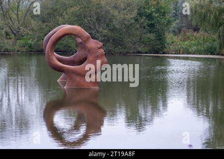 Dorchester, Großbritannien. Oktober 2023. Suche nach Aufklärung von Simon Gudgeon. Die wunderschöne und ruhige Umgebung von Scuplture by the Lakes at Pallington Lakes in Dorchester, Dorset. Die ehemaligen Fischseen wurden 2007 vom Bildhauer Simon Gudgeon und seiner Frau Linda übernommen. „Beschrieben als eine der schönsten und einzigartigsten Orte in Großbritannien. Mit über 120 Werken, die sich über dem Skulpturenpark befinden, ist es ein Ort, an dem Sie Kunst und Landschaft nahtlos miteinander verbinden können. Es ist ein Ort, an dem Sie Ihr geschäftiges Leben hinter sich lassen und Ruhe in einem wunderschönen und genießen können Stockfoto