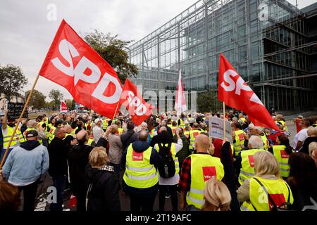 Proteste vor dem Neven Dumont Haus in Köln: Ehemaliger Mitarbeiter der hauseigenen Druckerei des Kölner Verlags Dumont Kölner Stadt-Anzeiger, Kölnische Rundschau, Express protestieren gegen ihre plötzliche Entlassung. 200 Angestellte durch das Management ohne jede Vorwarnung auf die Straße gesetzt und der Zeitungsdruck in einer Druckerei bei Koblenz ausgelagert worden. Die Herausgeber Isabelle Neven DuMont und Christian Dumont Schütte ließen den Betroffenen ihr persönliches Bedauern mitteilen. Köln, 12.10.2023 NRW Deutschland *** Proteste vor dem Neven Dumont Haus in Co Stockfoto