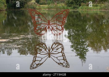 Dorchester, Großbritannien. Oktober 2023. Schmetterling von Simon Gudgeon. Die wunderschöne und ruhige Umgebung von Scuplture by the Lakes at Pallington Lakes in Dorchester, Dorset. Die ehemaligen Fischseen wurden 2007 vom Bildhauer Simon Gudgeon und seiner Frau Linda übernommen. „Beschrieben als eine der schönsten und einzigartigsten Orte in Großbritannien. Mit über 120 Werken, die sich über dem Skulpturenpark befinden, ist es ein Ort, an dem Sie Kunst und Landschaft nahtlos miteinander verbinden können. Hier können Sie Ihr geschäftiges Leben hinter sich lassen und Ruhe in einer wunderschönen und ruhigen Umgebung genießen Stockfoto