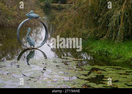 Dorchester, Großbritannien. Oktober 2023. Pelikane von Simon Gudgeon. Die wunderschöne und ruhige Umgebung von Scuplture by the Lakes at Pallington Lakes in Dorchester, Dorset. Die ehemaligen Fischseen wurden 2007 vom Bildhauer Simon Gudgeon und seiner Frau Linda übernommen. „Beschrieben als eine der schönsten und einzigartigsten Orte in Großbritannien. Mit über 120 Werken, die sich über dem Skulpturenpark befinden, ist es ein Ort, an dem Sie Kunst und Landschaft nahtlos miteinander verbinden können. Hier können Sie Ihr geschäftiges Leben hinter sich lassen und Ruhe in einer wunderschönen und ruhigen Umgebung genießen Stockfoto