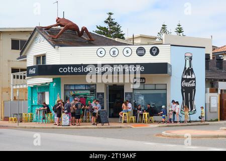Cottesloe General Store mit Leuten draußen an einem Sonntag, ein Eckgeschäft im Strandvorort Cottesloe in Perth, Western Australia. Stockfoto