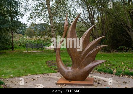 Dorchester, Großbritannien. Oktober 2023. Die wunderschöne und ruhige Umgebung von Scuplture by the Lakes at Pallington Lakes in Dorchester, Dorset. Die ehemaligen Fischseen wurden 2007 vom Bildhauer Simon Gudgeon und seiner Frau Linda übernommen. „Beschrieben als eine der schönsten und einzigartigsten Orte in Großbritannien. Mit über 120 Werken, die sich über dem Skulpturenpark befinden, ist es ein Ort, an dem Sie Kunst und Landschaft nahtlos miteinander verbinden können. Hier können Sie Ihr geschäftiges Leben hinter sich lassen und Ruhe in einer wunderschönen und ruhigen Umgebung genießen. In 26 Morgen Alongs gelegen Stockfoto