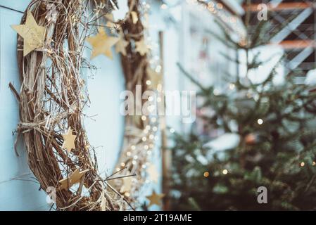Weihnachtskranz hängt an einer Wand auf einem Weihnachtsmarkt in der Schweiz Stockfoto