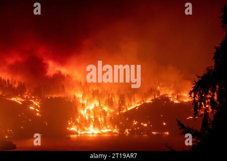 Nächtliche Waldbrände in der Nähe von Kelowna, British Columbia, Kanada Stockfoto