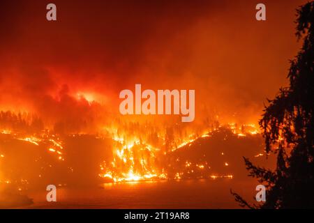 Nächtliche Waldbrände in der Nähe von Kelowna, British Columbia, Kanada Stockfoto