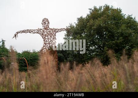 Die wunderschöne und ruhige Umgebung von Scuplture by the Lakes at Pallington Lakes in Dorchester, Dorset. Die ehemaligen Fischseen wurden 2007 vom Bildhauer Simon Gudgeon und seiner Frau Linda übernommen. „Beschrieben als eine der schönsten und einzigartigsten Orte in Großbritannien. Mit über 120 Werken, die sich über dem Skulpturenpark befinden, ist es ein Ort, an dem Sie Kunst und Landschaft nahtlos miteinander verbinden können. Hier können Sie Ihr geschäftiges Leben hinter sich lassen und Ruhe in einer wunderschönen und ruhigen Umgebung genießen. Das Hotel liegt auf einem 26 Hektar großen Gelände am Fluss Frome von Dorset mit Seen Stockfoto