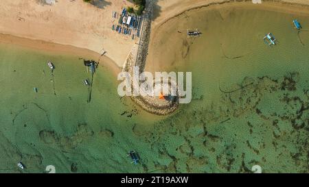 Aus der Vogelperspektive auf die Küste von Sanur Beach, Bali Gazebo auf dem lockigen Damm Stockfoto