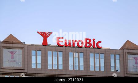 Lissabon, Portugal - 6. Januar 2023: Eingangsschild mit der Aufschrift EuroBic auf einer Gebäudefassade Stockfoto