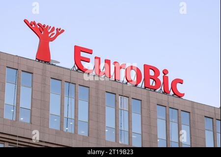 Lissabon, Portugal - 6. Januar 2023: Eingangsschild mit der Aufschrift EuroBic auf einer Gebäudefassade Stockfoto