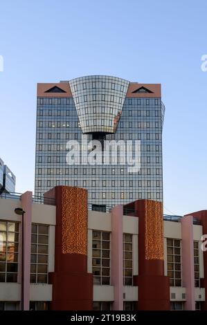 Lissabon, Portugal - 6. Januar 2023: Moderne Architektur des Amoreiras Bürogebäudes und Einkaufszentrums Stockfoto