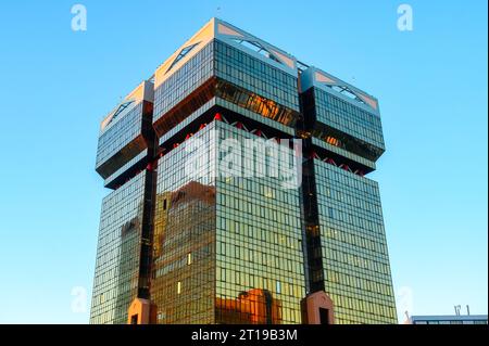 Lissabon, Portugal - 6. Januar 2023: Moderne Architektur des Amoreiras Bürogebäudes und Einkaufszentrums Stockfoto