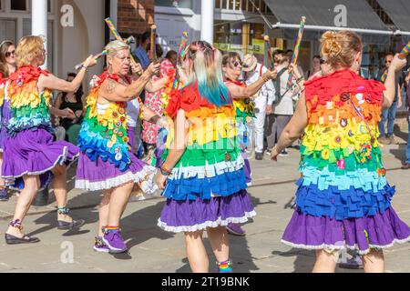 Eine Gruppe von Lady morris Tänzerinnen in bunten Outfits beim Tenterden Folk Festival in Kent. Stockfoto