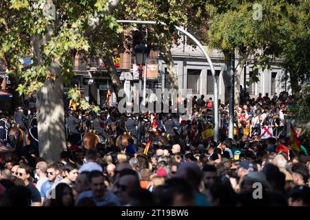 Madrid, Spanien. Oktober 2023. Die Menschenmenge versammelte sich während der Militärparade in Madrid. Credit Sandeep More/Alamy Live News Stockfoto