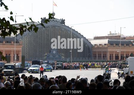 Madrid, Spanien. Oktober 2023. Die Menschenmenge versammelte sich während der Militärparade in Madrid. Credit Sandeep More/Alamy Live News Stockfoto