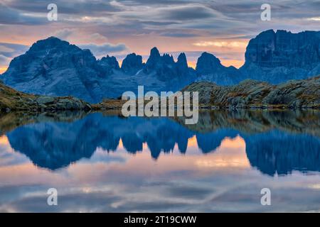 Das Hauptangebot der Brenta-Dolomiten, das sich bei Sonnenaufgang im Lago Nero-See widerspiegelt. Stockfoto