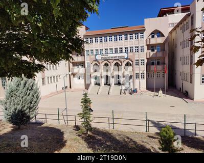 Ankara, Türkei, 12. Oktober 2023: Ertugrul Gazi Imam hatip Mittelschule (türkisch: Ertuğrul Gazi Imam hatip ortaokulu) Stockfoto