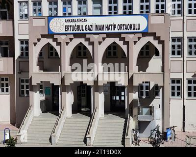 Ankara, Türkei, 12. Oktober 2023: Ertugrul Gazi Imam hatip Mittelschule (türkisch: Ertuğrul Gazi Imam hatip ortaokulu) Stockfoto