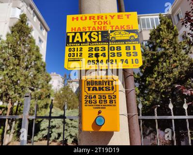 Ankara, Türkei, 12. Oktober 2023: Gelbes Schild mit Taxiruftaste und Taxitelefonen in der Türkei. Stockfoto