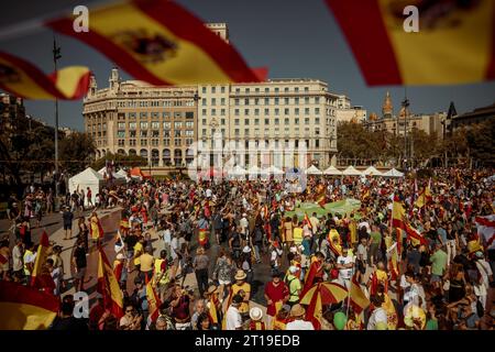 Barcelona, Spanien. Oktober 2023. Aktivisten versammeln sich am spanischen Nationalfeiertag und protestieren gegen mögliche Zugeständnisse an Katalanen, die im Oktober 2017 eine Rolle bei einem illegalen Referendum spielten, im Austausch für Stimmen im spanischen parlament, um Pedro Sanchez für den spanischen Nationalfeiertag wiederzuwählen Credit: Matthias Oesterle/Alamy Live News Stockfoto