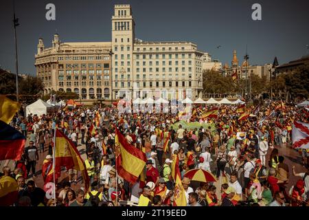 Barcelona, Spanien. Oktober 2023. Aktivisten versammeln sich am spanischen Nationalfeiertag und protestieren gegen mögliche Zugeständnisse an Katalanen, die im Oktober 2017 eine Rolle bei einem illegalen Referendum spielten, im Austausch für Stimmen im spanischen parlament, um Pedro Sanchez für den spanischen Nationalfeiertag wiederzuwählen Credit: Matthias Oesterle/Alamy Live News Stockfoto