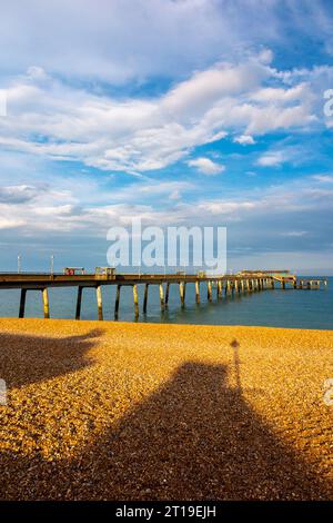 Deal Pier an der Küste von Kent im Südosten Englands, Großbritannien, gebaut 1957 und von Sir W. Halcrow & Partners in Beton- und Stahlbauweise entworfen. Stockfoto