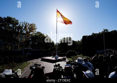 Madrid, Spanien. Oktober 2023. Die Flagge Spaniens fliegt zu Beginn der Parade zum spanischen Nationalfeiertag. Der König von Spanien, Felipe VI., und seine Tochter, Prinzessin Leonor de Borbón, führen die Parade des spanischen Nationalfeiertags, der am 12. Oktober gefeiert wird, um an den Tag zu erinnern, an dem Christoph Kolumbus in Amerika ankam, die Parade fand im Paseo de la Castellana in Madrid statt. Quelle: SOPA Images Limited/Alamy Live News Stockfoto