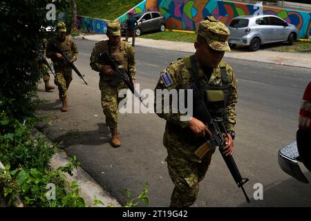 El Salvador, El Salvador. Oktober 2023. Schwer bewaffnete Soldaten patrouillieren in Valle Verde. Im umstrittenen Kampf gegen die Kriminalität durch den konservativen Präsidenten Bukele spielt das Militär eine wichtige Rolle im zentralamerikanischen Land. Seit anderthalb Jahren gibt es dort einen Ausnahmezustand mit Einschränkungen der Grundrechte. Quelle: Camilo Freedman/dpa/Alamy Live News Stockfoto