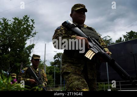 El Salvador, El Salvador. Oktober 2023. Schwer bewaffnete Soldaten patrouillieren in Valle Verde. Im umstrittenen Kampf gegen die Kriminalität durch den konservativen Präsidenten Bukele spielt das Militär eine wichtige Rolle im zentralamerikanischen Land. Seit anderthalb Jahren gibt es dort einen Ausnahmezustand mit Einschränkungen der Grundrechte. Quelle: Camilo Freedman/dpa/Alamy Live News Stockfoto