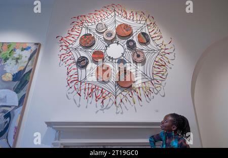 Somerset House, London, Großbritannien. Oktober 2023. 1-54 Contemporary African Art Fair findet während der Frieze-Woche vom 12. Oktober bis 15. Oktober statt, an der über 170 Künstler aus verschiedenen Medien, von Malerei und Skulptur bis hin zu gemischten Medien und Installationen, vertreten sind. Die Messe findet zum vierten Mal in Zusammenarbeit mit Christie’s Auktionshaus statt. Bild: Künstlerin Anne Adams mit ihrer Mischmedienarbeit Web of Existence, 2021. Quelle: Malcolm Park/Alamy Live News Stockfoto