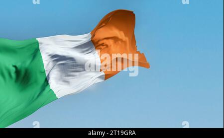 Die irische Nationalflagge winkt an einem klaren Tag im Wind. Vertikale Dreifarbigkeit von Grün, weiß und Orange. Mitglied der Europäischen Union. 3D-Abbildung Stockfoto