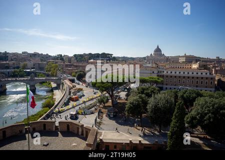 Blick von Castel Sant'Angelo zur St. Petersdom mit dem Tiber und vielen Touristen. Stockfoto