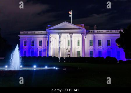 Das Weiße Haus ist in den blau-weißen Farben der israelischen Flagge als Symbol für die 75-jährige Beziehung der Vereinigten Staaten beleuchtet. Dies symbolisiert die eiserne Unterstützung und Solidarität des amerikanischen Volkes mit dem Volk Israel im Gefolge der barbarischen Terroranschläge der Hamas. (Offizielles Foto des Weißen Hauses von Adam Schultz) Stockfoto