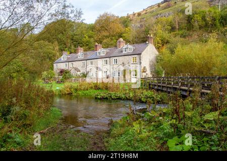 Ehemalige Eisenbahnhütten am Fluss Wye bei Blackwell Mill in Monsall Dale am Anfang des Monsal Trail Derbyshire Peak District England Stockfoto