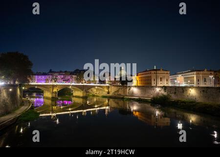 Einzigartiger Blick von der Brücke der Engel über den Tiber nach St. Petersdom bei Nacht. Wundervolle Beleuchtung der Brücke. Stockfoto