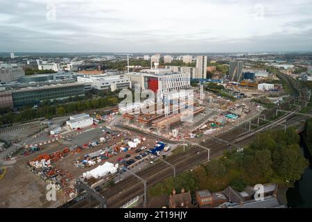 Curzon Street, Birmingham, 12. Oktober 2023 - die Arbeiten an der HS2 in Birmingham werden fortgesetzt, da der Endbahnhof Curzon Street gebaut wird. Der Bau eines großen, erhöhten Streckenabschnitts nähert sich der Fertigstellung in der Stadtentwicklung in den West Midlands. Quelle: Stop Press Media/Alamy Live News Stockfoto