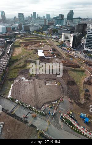 Curzon Street, Birmingham, 12. Oktober 2023 - die Arbeiten an der HS2 in Birmingham werden fortgesetzt, da der Endbahnhof Curzon Street gebaut wird. Der Bau eines großen, erhöhten Streckenabschnitts nähert sich der Fertigstellung in der Stadtentwicklung in den West Midlands. Quelle: Stop Press Media/Alamy Live News Stockfoto