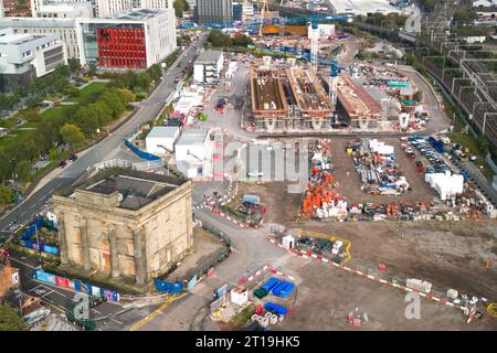 Curzon Street, Birmingham, 12. Oktober 2023 - die Arbeiten an der HS2 in Birmingham werden fortgesetzt, da der Endbahnhof Curzon Street gebaut wird. Der Bau eines großen, erhöhten Streckenabschnitts nähert sich der Fertigstellung in der Stadtentwicklung in den West Midlands. Quelle: Stop Press Media/Alamy Live News Stockfoto